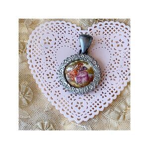 Vtg LARGE courting lovers transferwear pewter pendant-ROMANTIC LOVERS 2" X 1.5"